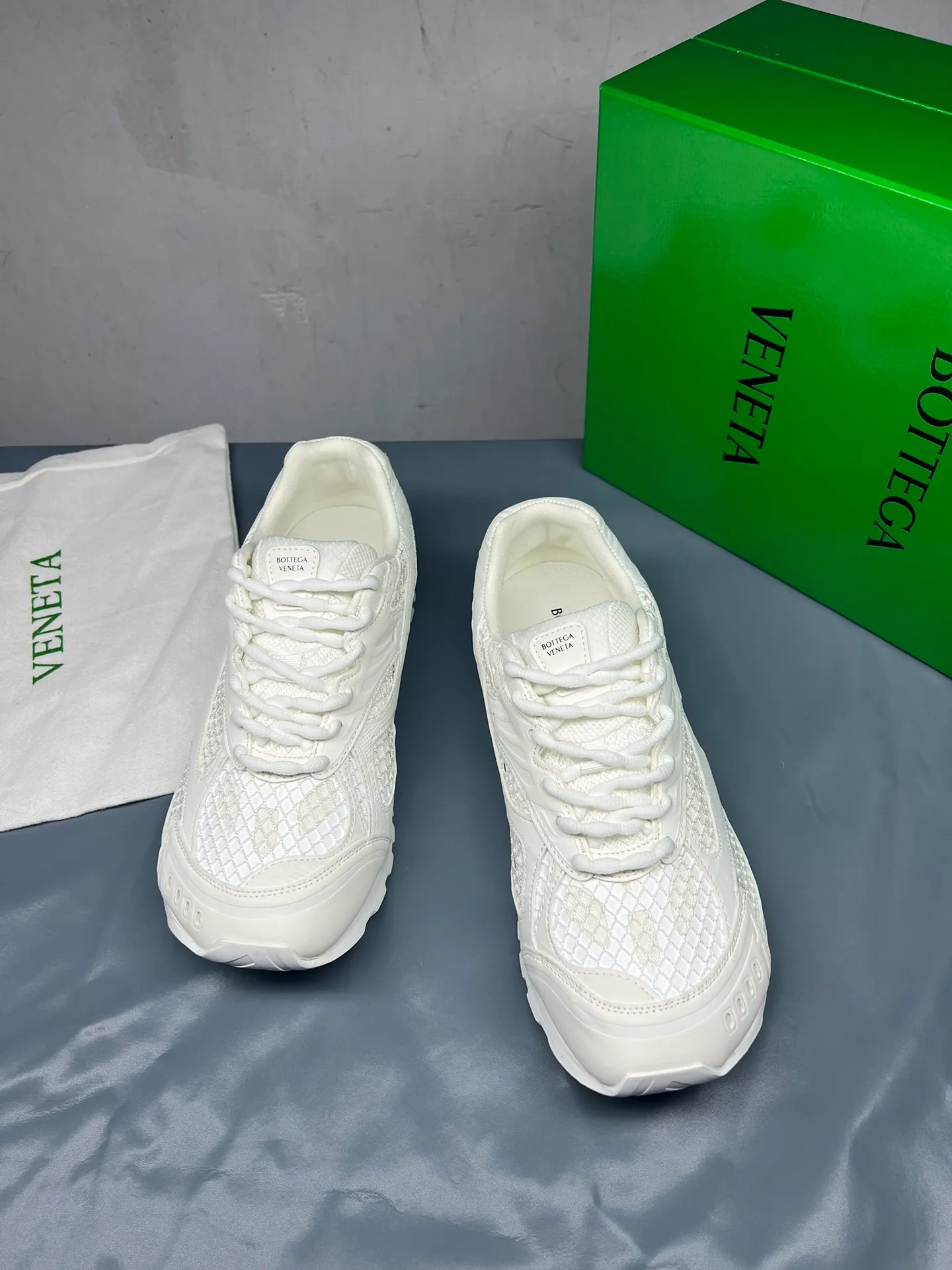 👟👟Ex-factory price 600👟👟 Men's size +10 Real photos 🔥🔥BV Orbit sneakers Wang Yibo's same style couple's dad shoes Runner sneakers, made of lightweight technical mesh fabric. Matched with geometric pattern designed rubber outsole, Wang Zha series high version. Look for the package technology. It is actually a lot taller, but the legs are still slim. Very nice, playable and durable. Matched to the standard💯 Package shoe technology. Look for the high version. The outsole is made of color-blocked TPU outsole. Women's model 35 36 37 38 39 40 41 42 (40 41 42 43 44 45 customized) (Customer logo can be accepted without refund or exchange at a favorable price) Equipped with original packaging